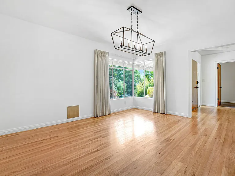 555 Amalfi Dr — Photo 13