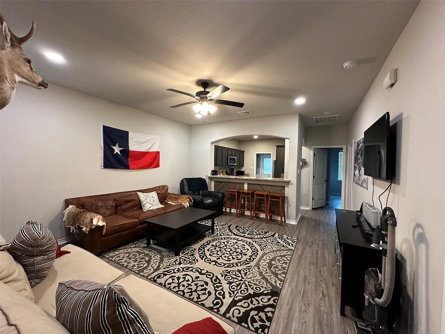 3 bed, 3.0 bath, 1261 sqft, $2,100 — Photo 2