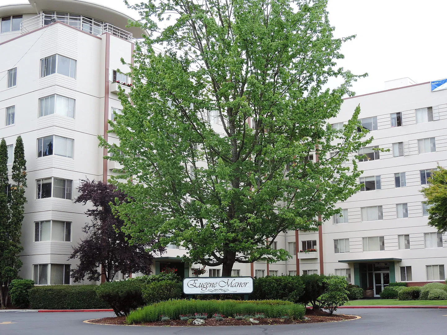 Eugene Manor Apartments — Photo 2
