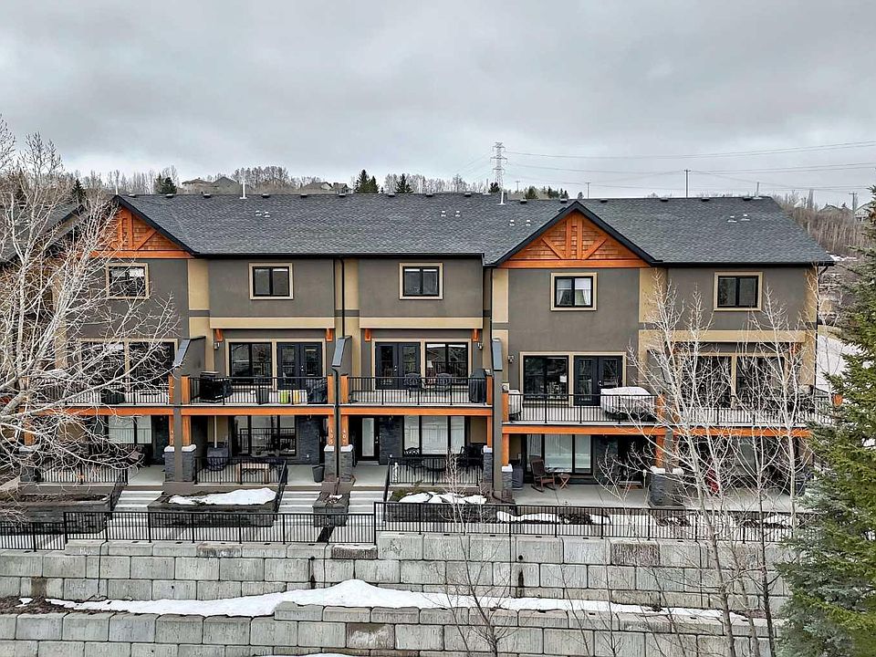 1st image of 405 Valley Ridge Mnr NW