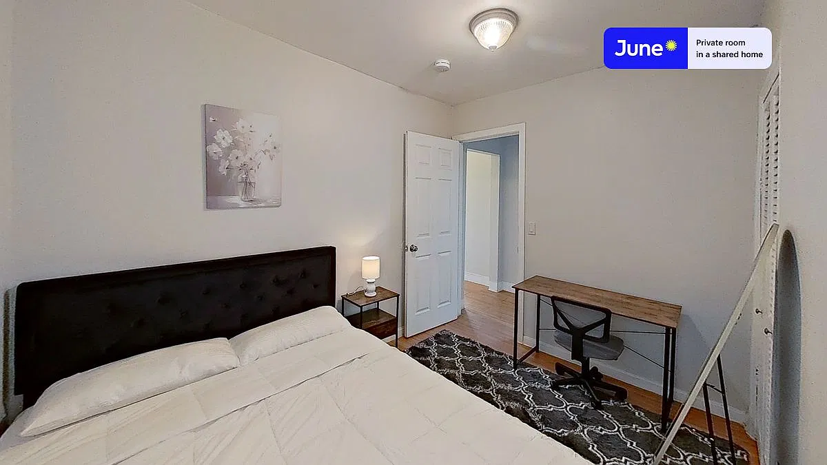 Queen bedroom in 3 bed/1 bath home in East Cambridge #1812 B — Photo 2