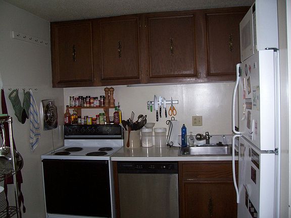 FULLY EQUIPPED EAT IN KITCHEN