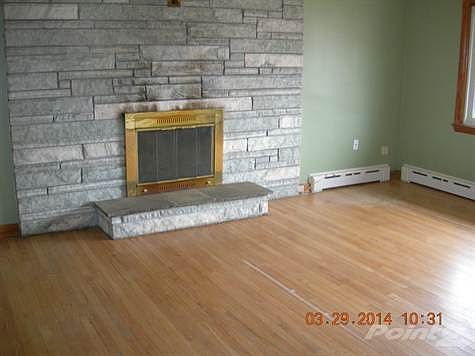 83 Bennett livingroom