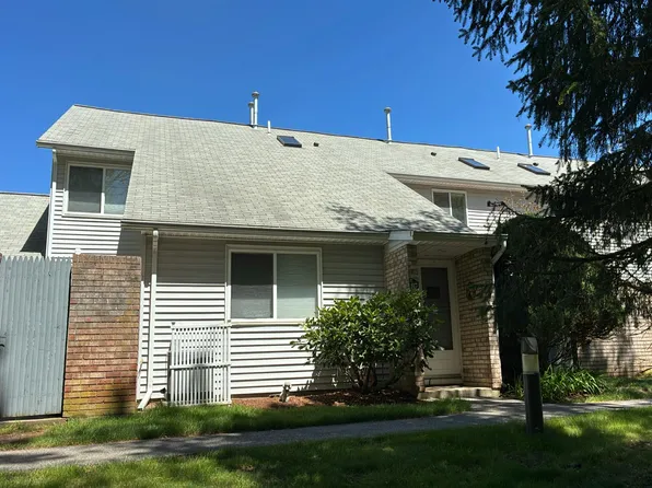817 Williamsburg Cir, Warwick, RI 02886
