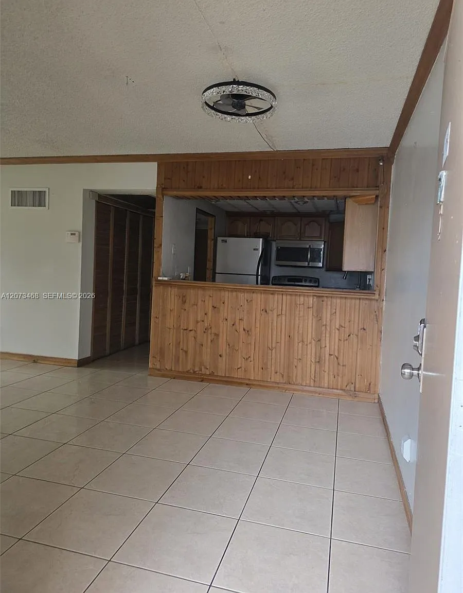 Hampton Court Condo — Photo 3