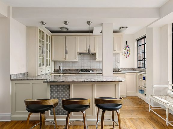 3rd image of 333 E 43rd St APT 708