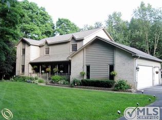 6908 Cooley Lake Rd, White Lake, MI 48383