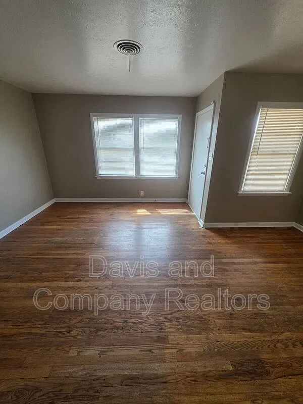3 bed, 1.0 bath, 1360 sqft, $1,700 — Photo 4