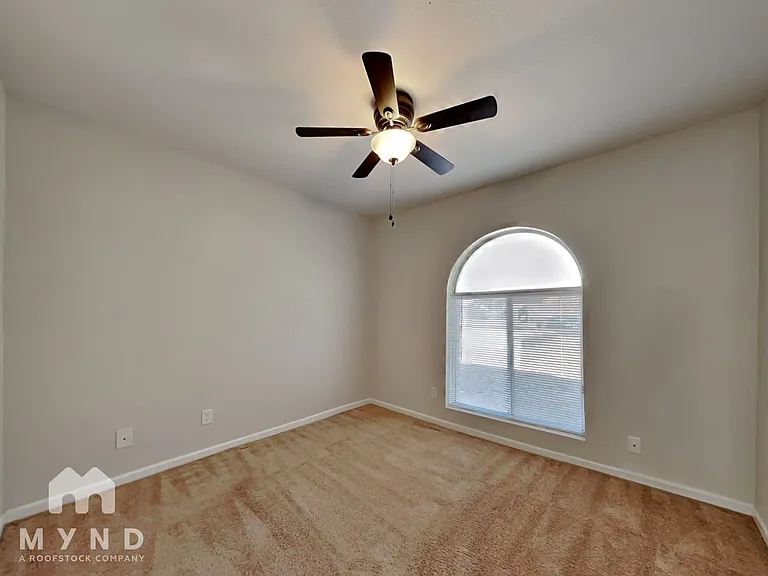 725 W Utopia Rd — Photo 12