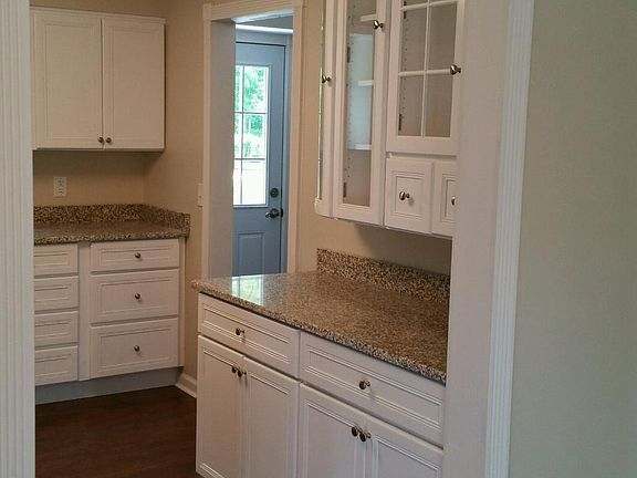 4th image of 706 Elmwood Cir