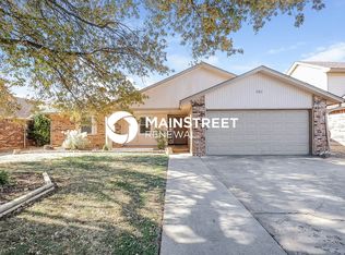 621 S Willowood Dr, Yukon, OK 73099