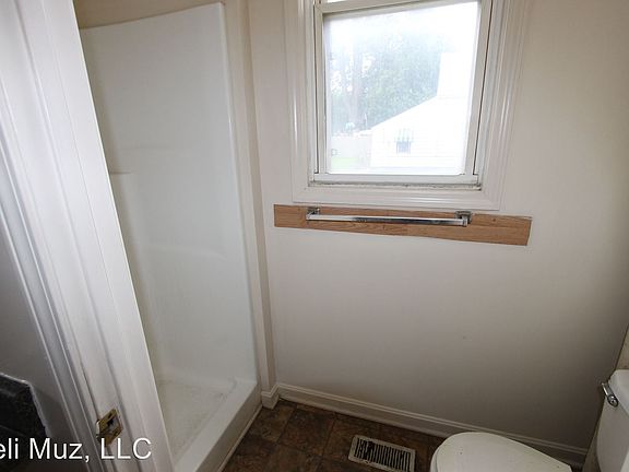 5th image of 520 E Illinois St