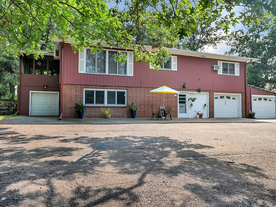 1st image of 405 Oakwood Dr