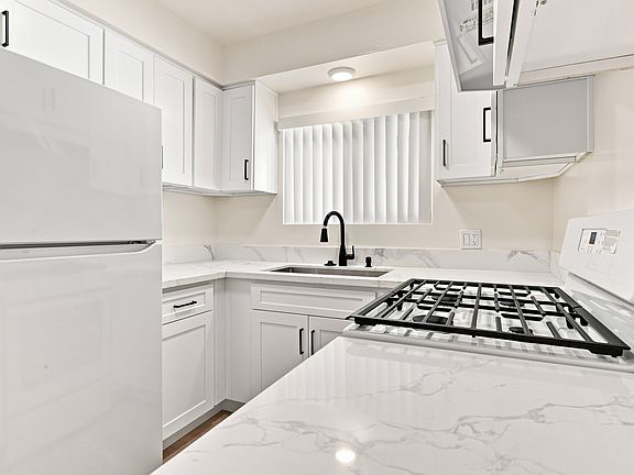 5th image of 212 S Jackson St APT 2