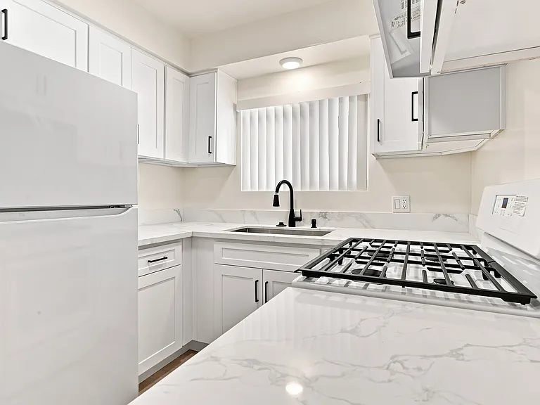 212 S Jackson St #3 — Photo 4