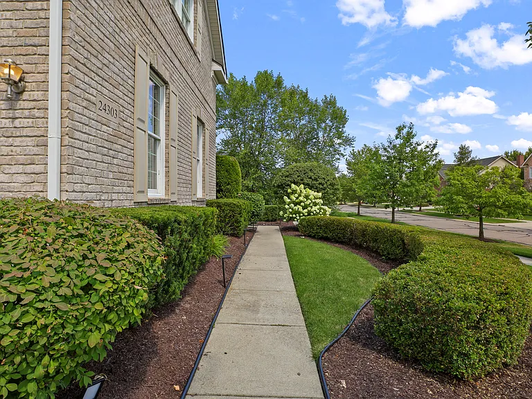 24303 Saybrook Ct — Photo 50