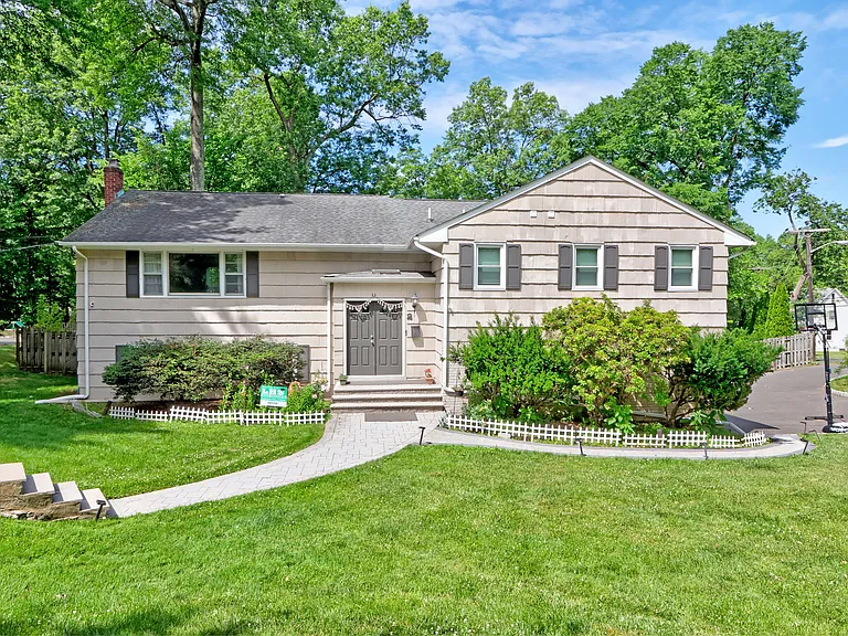 2 Langtree Dr — Photo 1
