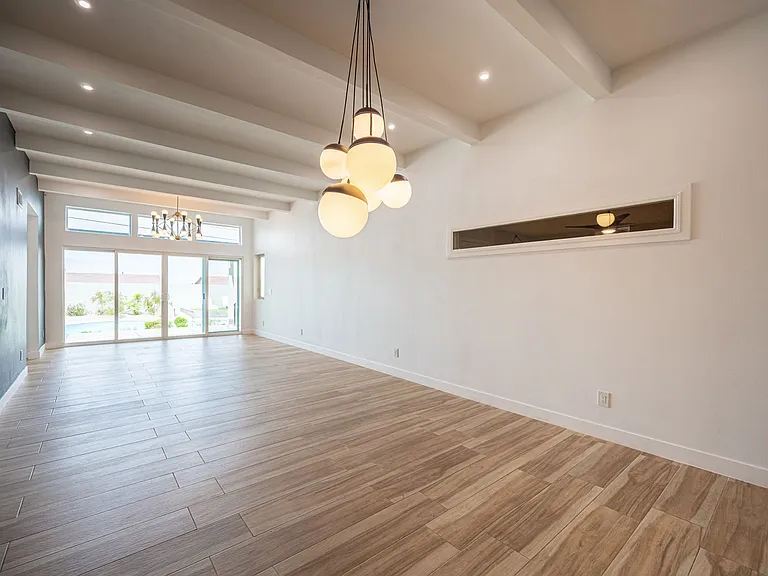 330 E Country Club Dr — Photo 32