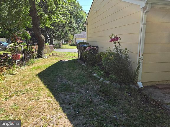 5th image of 909 Bentley Rd