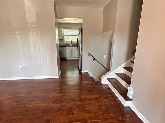 4th image of 1307 E Holly Ave