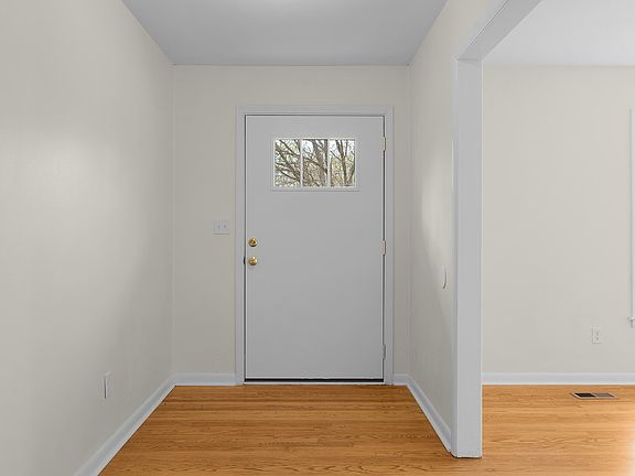 5th image of 1006 Crown Point Rd E