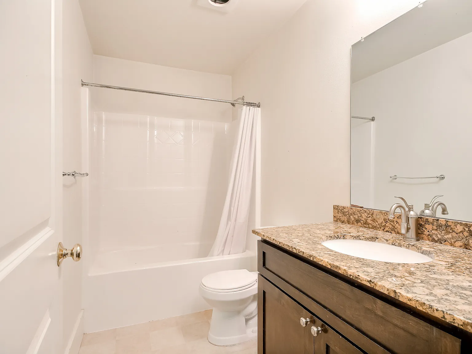 4 bed, 1200 sqft, $5,400 — Photo 2