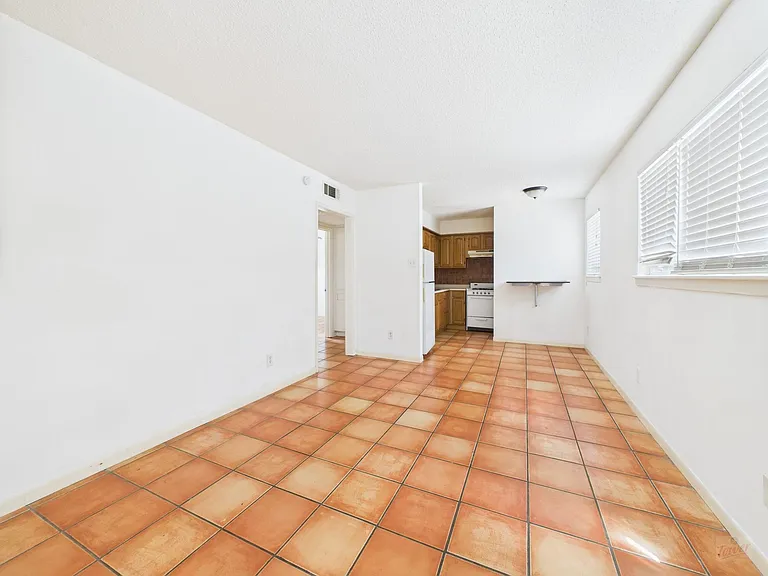803 W 28th St #107 — Photo 6