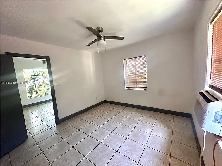 1418 SW 27th St #1 — Photo 6