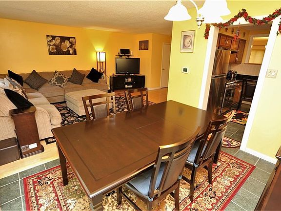 5th image of 128 Hampshire Dr