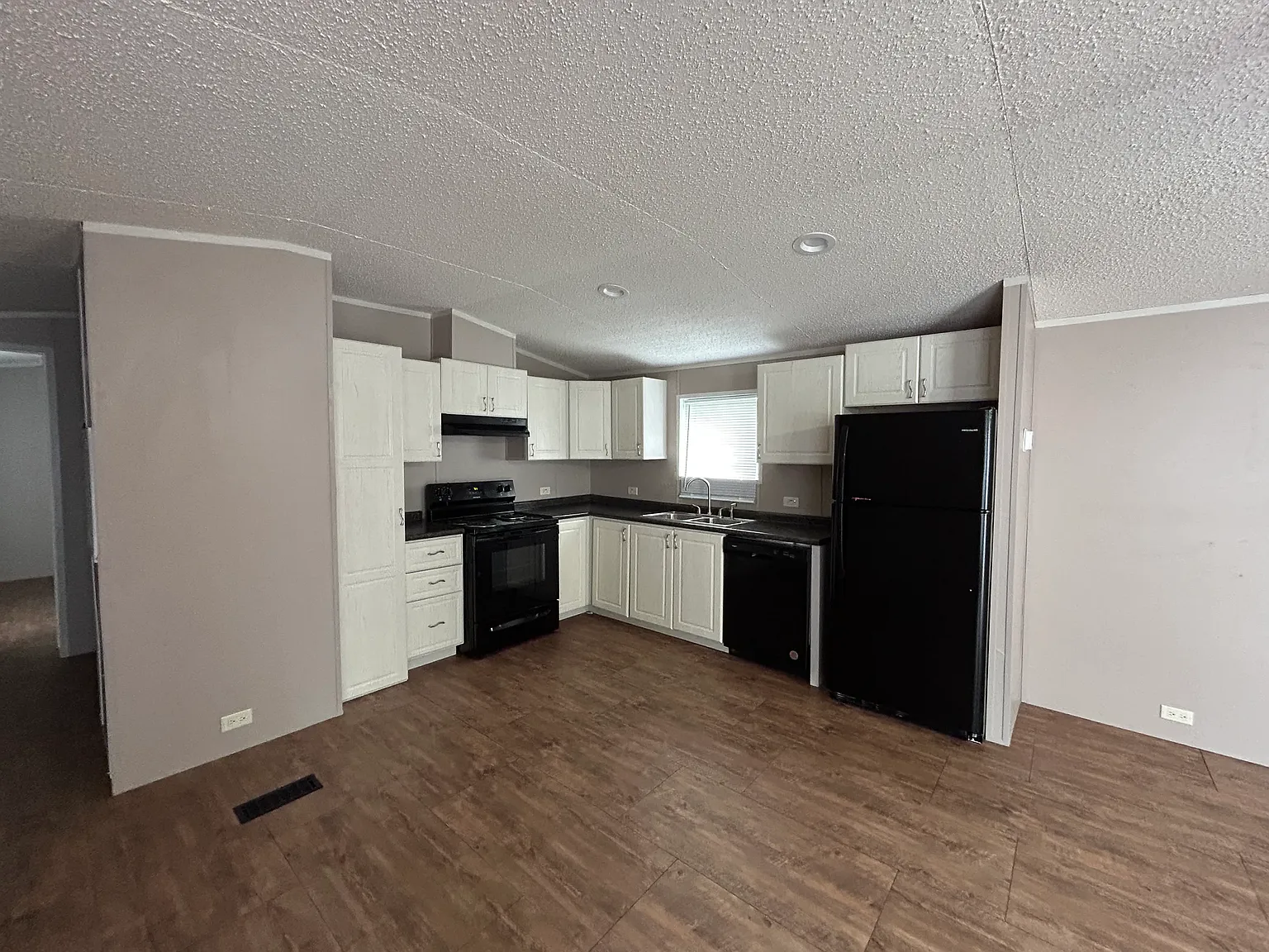 3 bed, 1024 sqft, $875 — Photo 3
