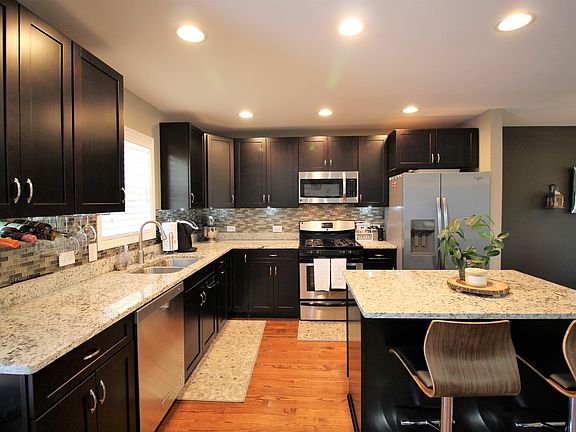 5th image of 802 Woodbine Cir