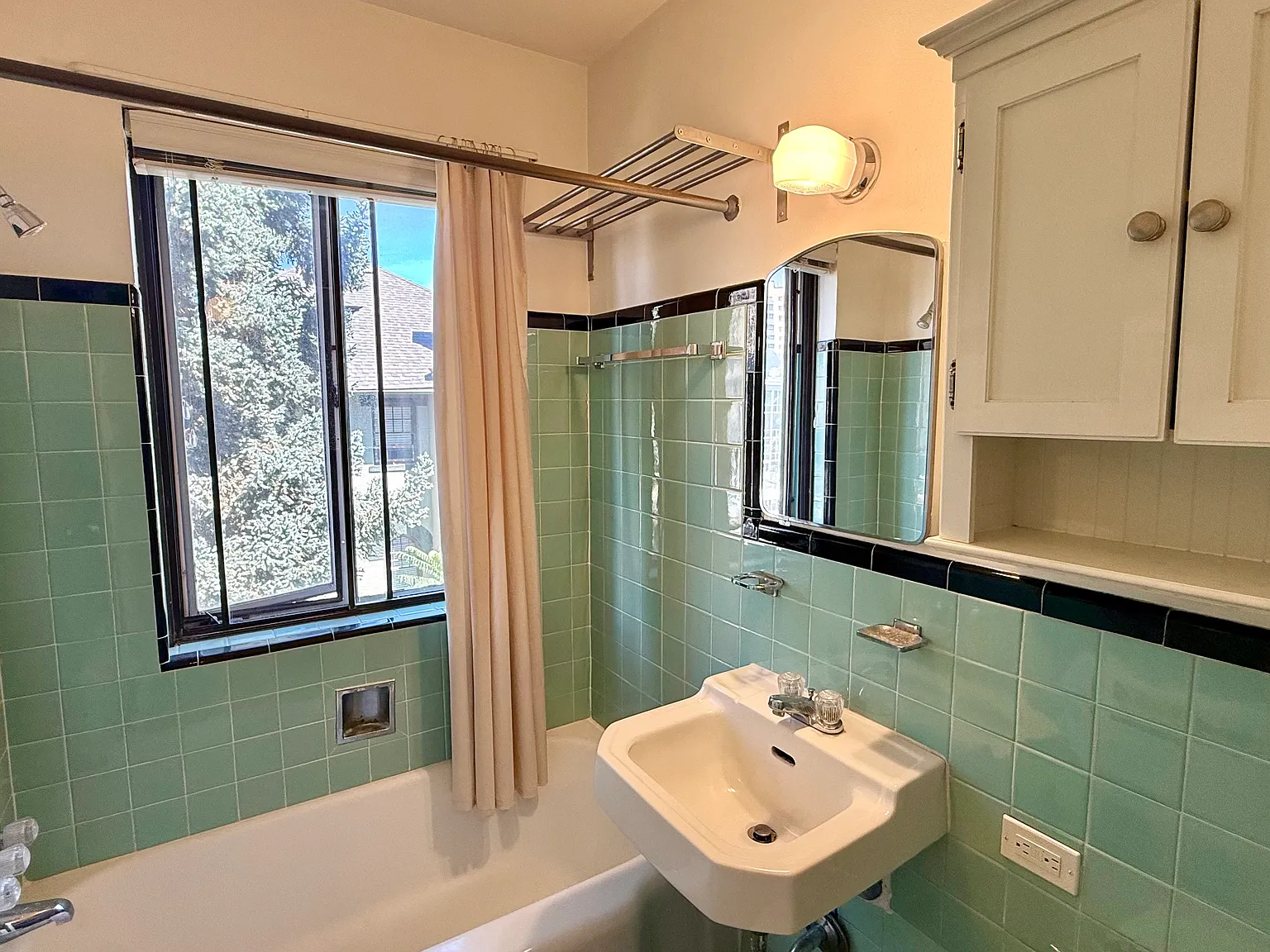 Large one bedroom apartment available now! — Photo 4