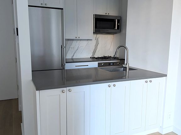5th image of 101 W 79th St APT 2H
