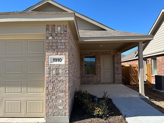 3rd image of 1910 Aves Glen Ln
