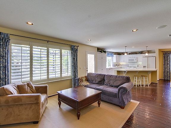 4th image of 157 Canyon Creek Way