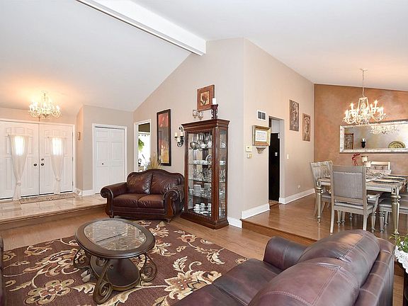 3rd image of 502 Royal Oaks Dr