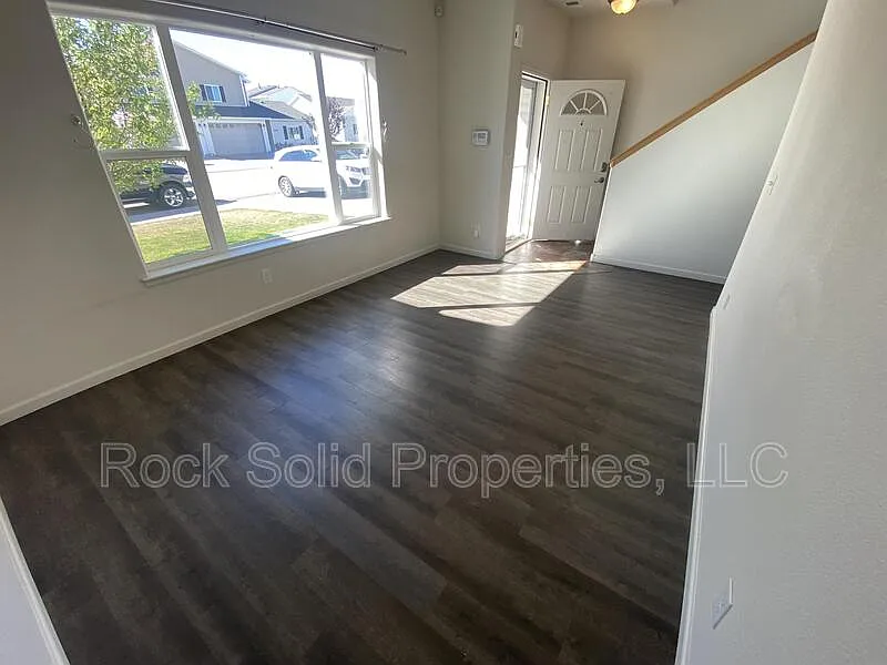 3 bed, 2.5 bath, 1573 sqft, $1,995 — Photo 4