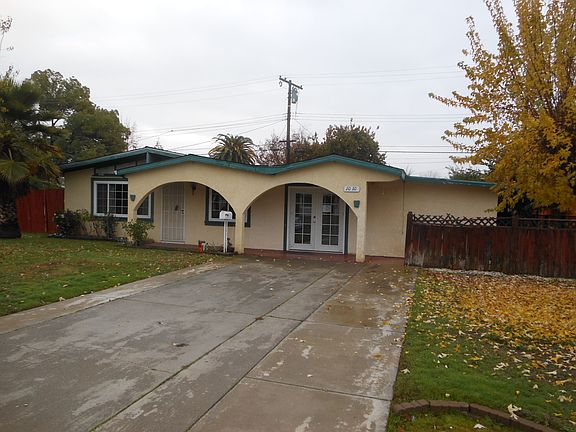 4th image of 1010 Sunset Dr
