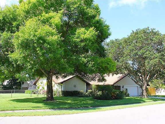 3rd image of 2728 Oakmere Ln