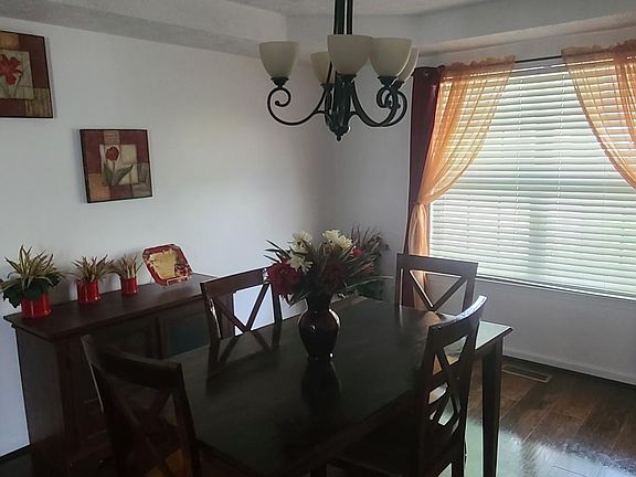 3rd image of 617 Monticello Ct