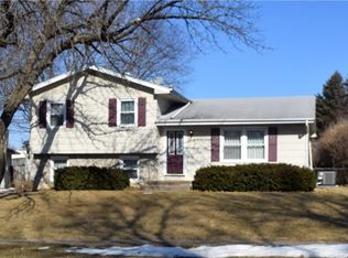 8867 Summit Dr, Clive, IA 50325