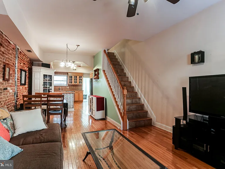 814 S Clinton St — Photo 5