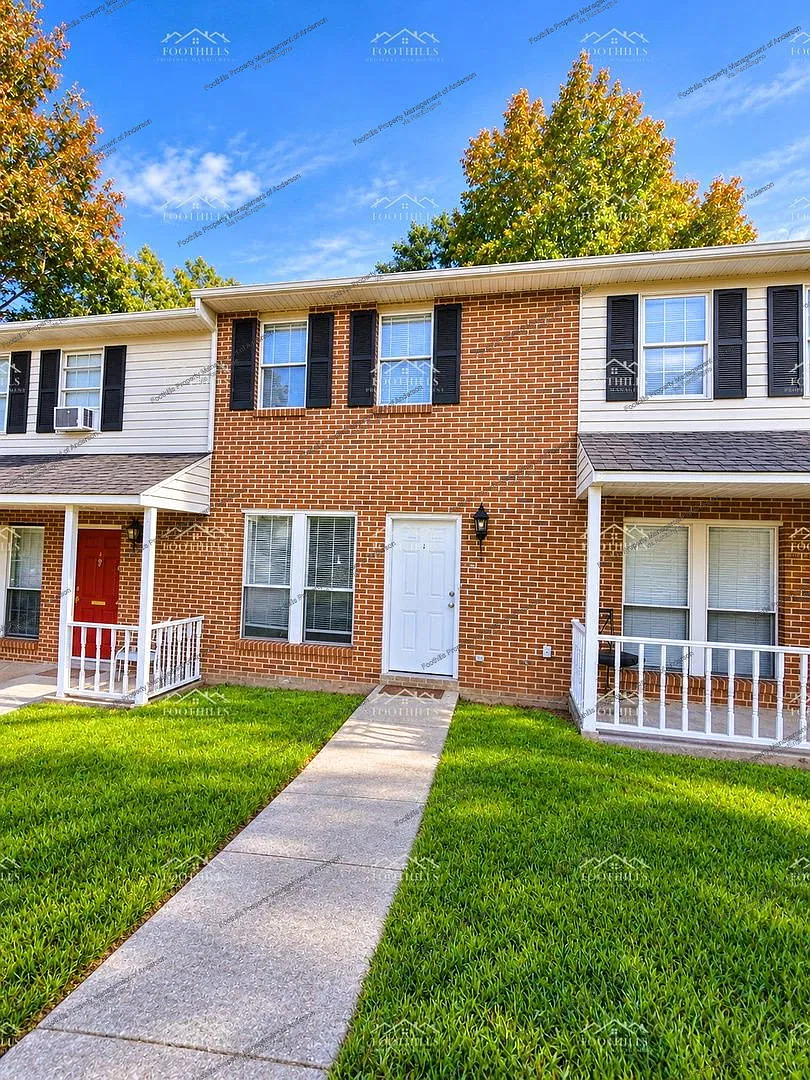 2 bed, 1.5 bath, 1000 sqft, $875 — Photo 1