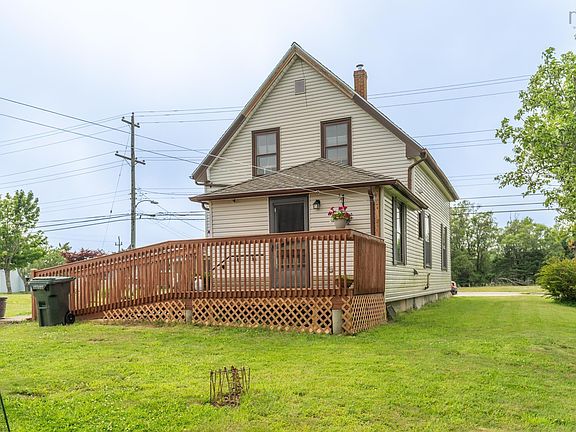 4th image of 233 Pleasant St