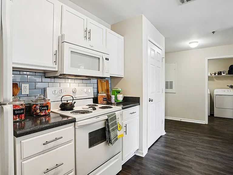 17-web-or-mls-University Ave-S2210-017