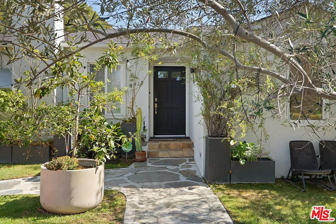 3 bed, 2.0 bath, 1800 sqft, $7,500 — Photo 2