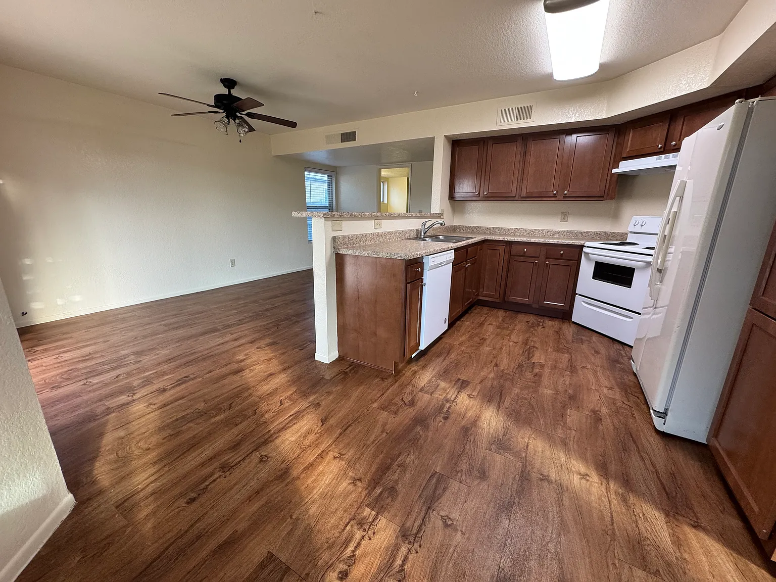 4 bed, 1930 sqft, $2,100 — Photo 2