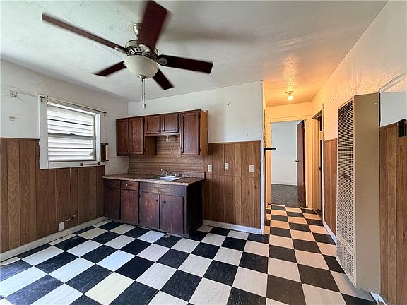 3rd image of 1402 Woodlawn Dr