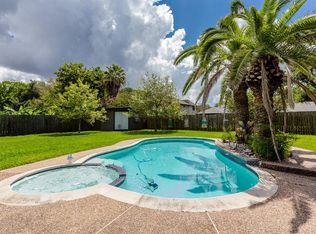 809 Sandringham Dr, Friendswood, TX 77546