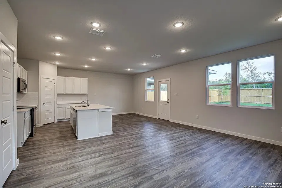 Spacious Single Family 2024 4BR 2.5 Bath Near JBSA, 2-Car Garage, Fenced Yard, Whole-Home Soft Water — Photo 3